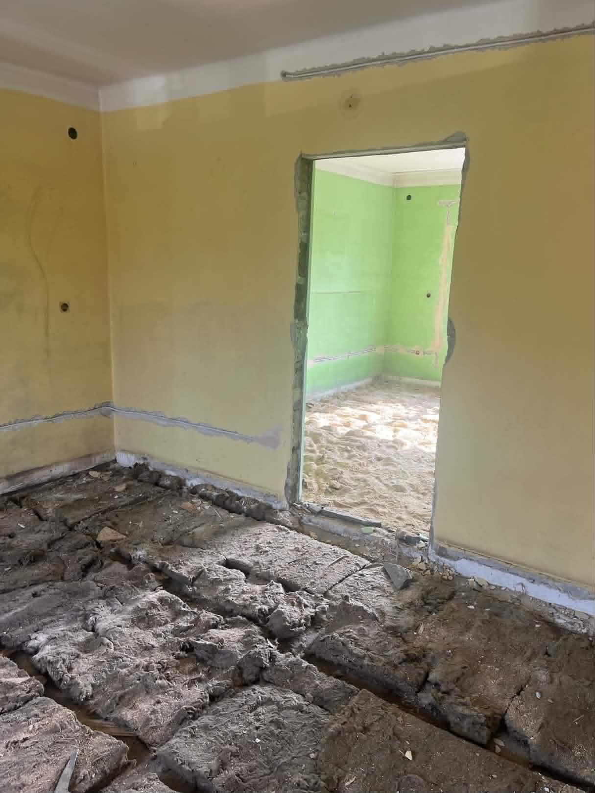 Wybranie wiórów spod drewnianej podłogi
